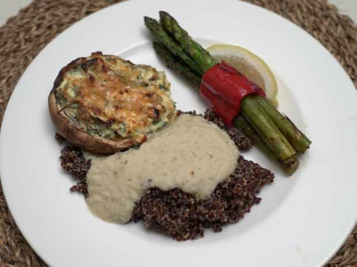 In Zitronen-Quinoa eingebettete Portobello-Pilze gefüllt mit Ricotta