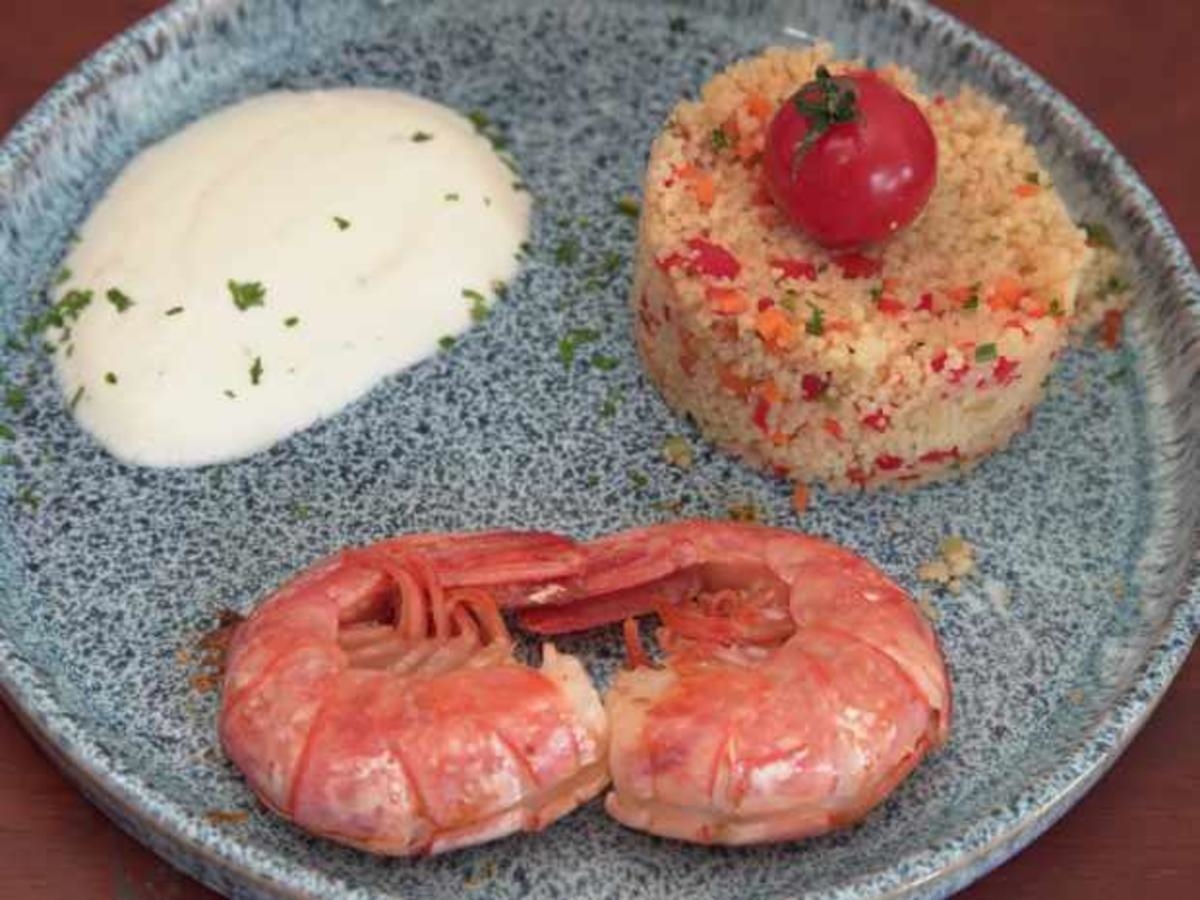 Couscous an weißer Tomatensoße, dazu Garnelen an Zitronengras