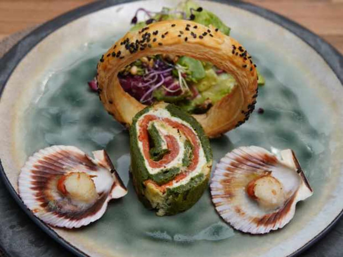 Lachs-Spinat Roulade im Blätterteig mit Kräuter-Balsamico-Salat