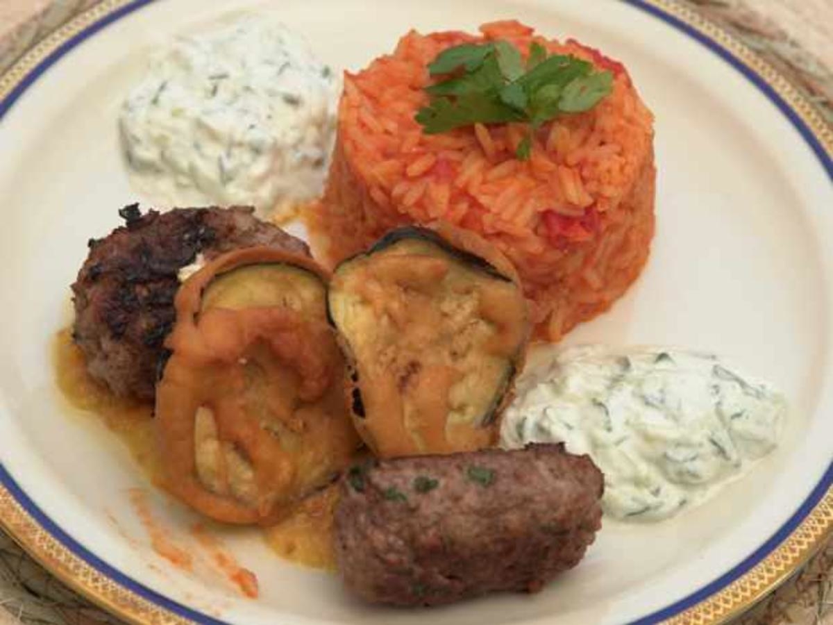 Hackbällchen mit Tomatenreis und gebackener Aubergine