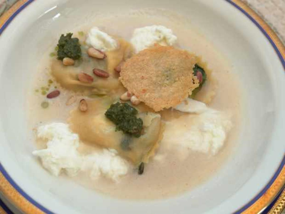 Parmesansüppchen mit Ravioli und Basilikum-Pesto