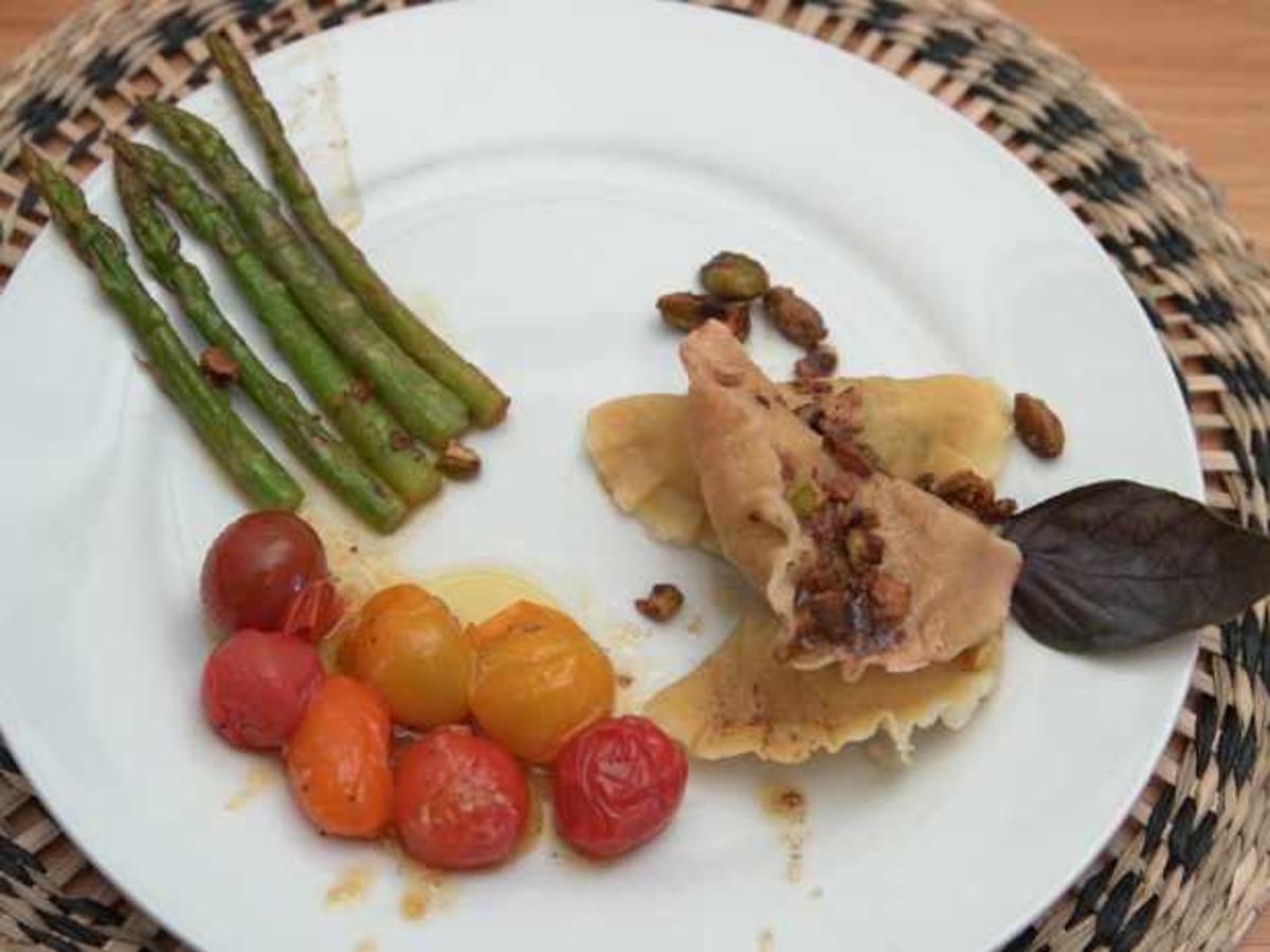 Ricotta-Zitronen-Pistazien- Ravioli mit karamellisierten Tomaten und Gemüse