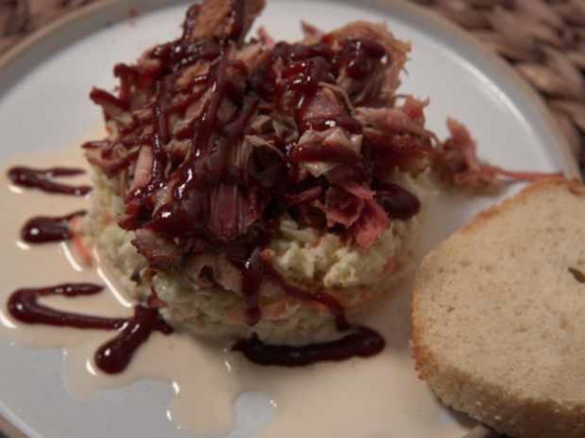 Pulled Pork auf Coleslaw mit Barbecuesauce