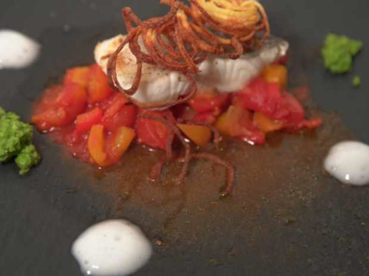 Zander, Gin-Tonic-Schaum, Paprika-Tomate, Erbsenmus und Kartoffelspaghetti