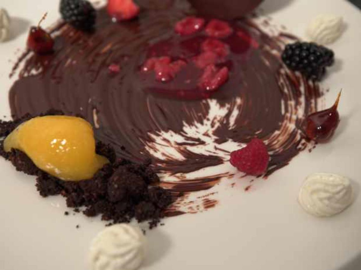 Verdrehter Cheesecake, Himbeeren, Haselnüsse und Mango