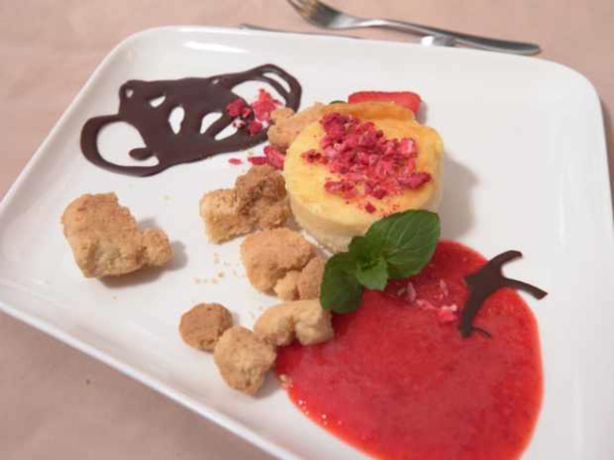Rahm-Käsekuchen mit Erdbeerspiegel und Butterstreusel
