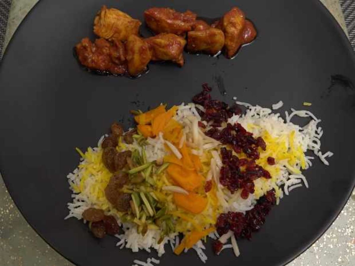 Juwelen-Reis mit Hähnchen, Safran-Tomatensoße und Joghurtvariationen