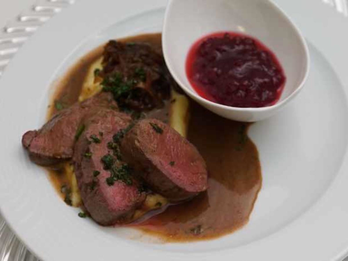 Rehrücken mit Kartoffelpüree, Sauce und Feldsalat