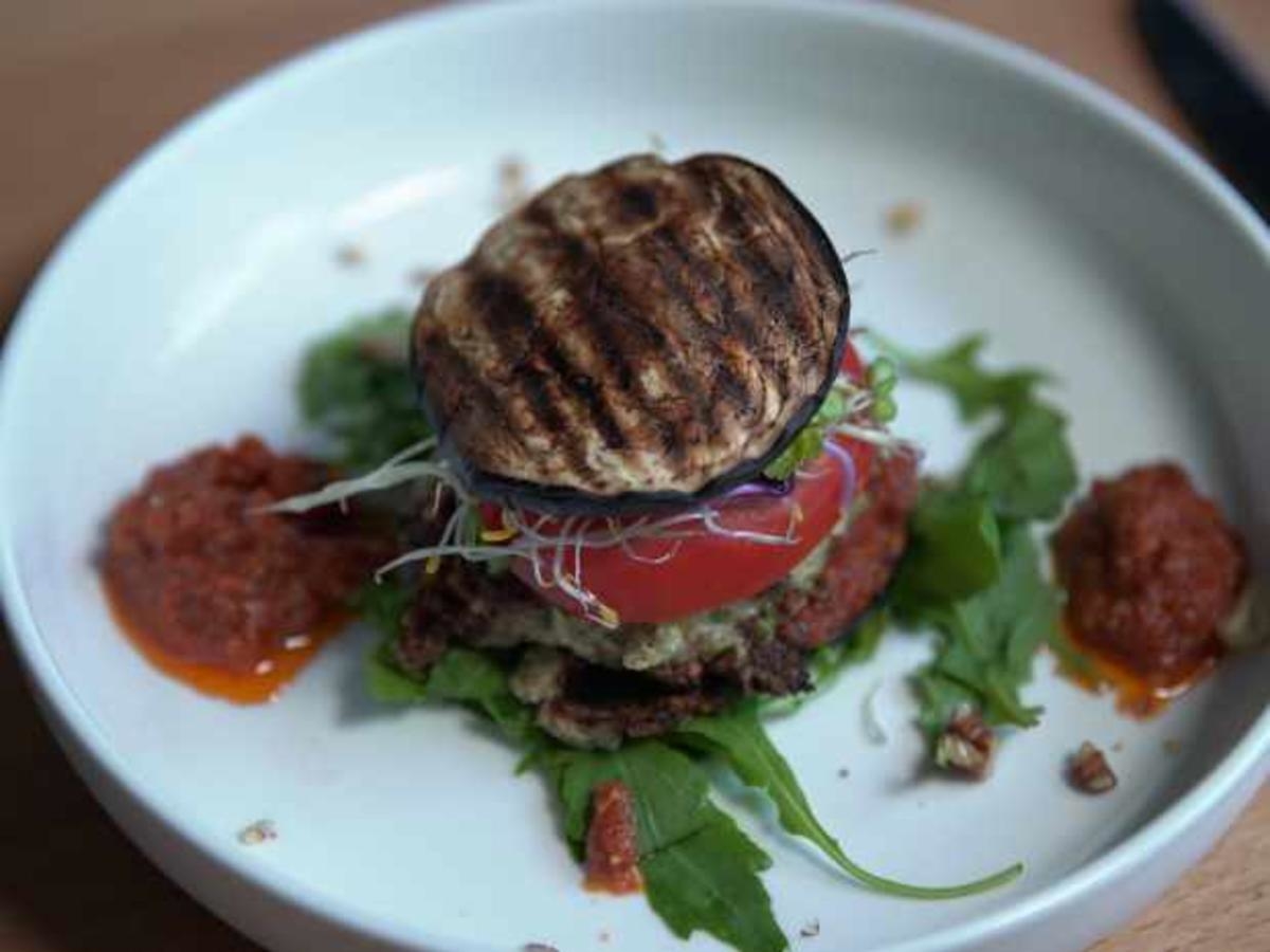Auberginen-Burger und Pesto Rosso