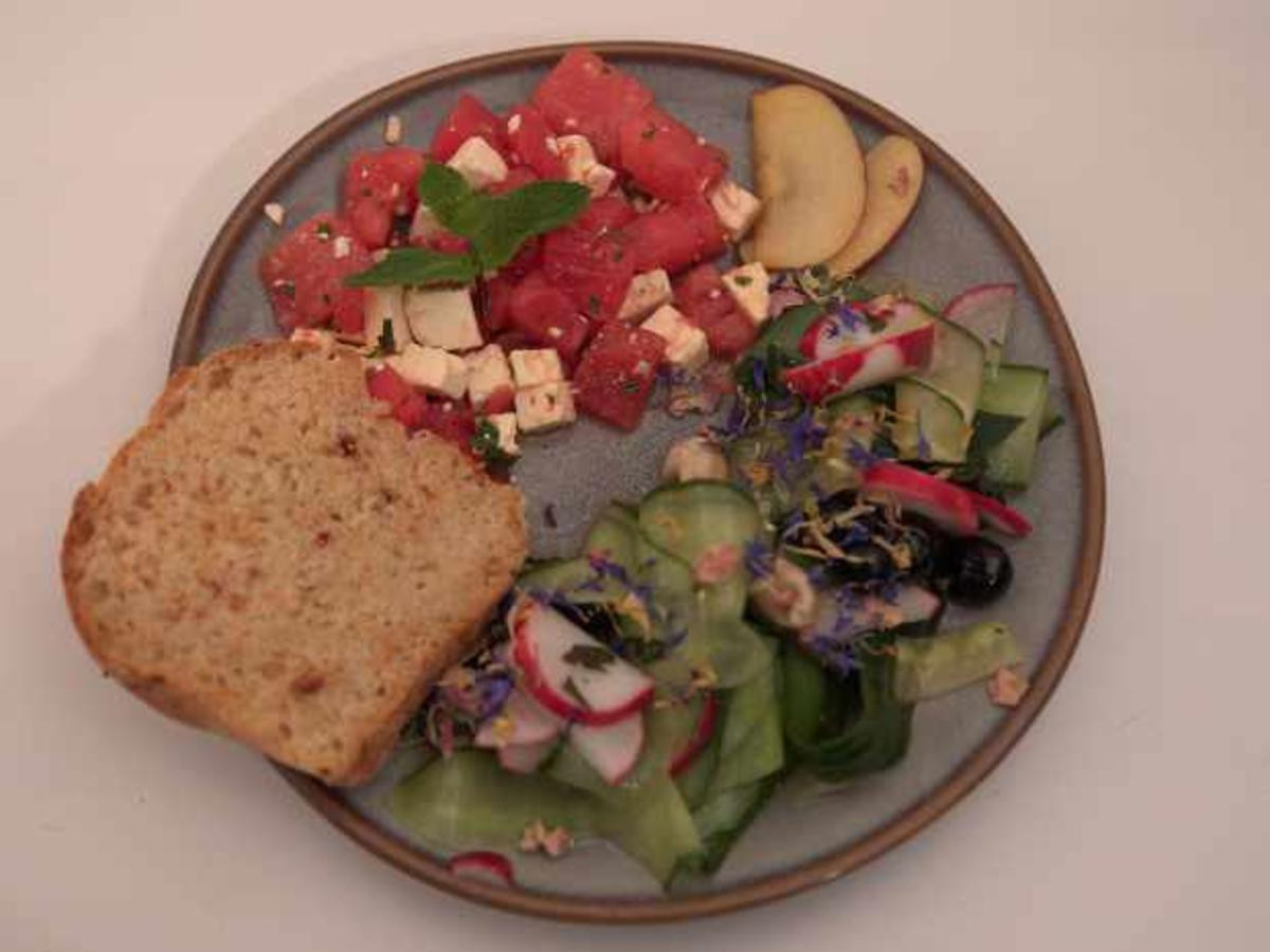 Melonen-Feta-Salat und Heidelbeer-Gurkensalat