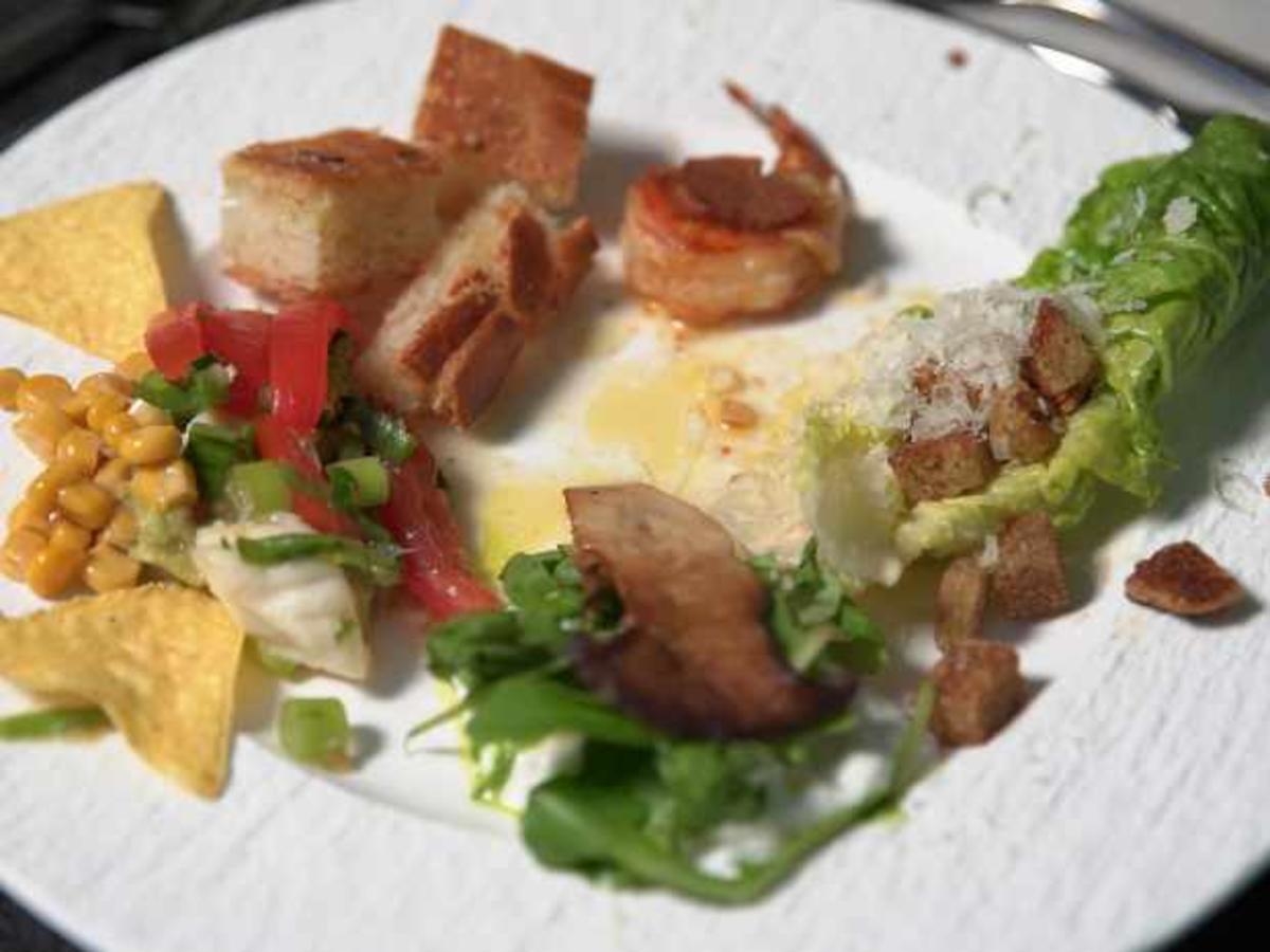 Caesar Salad mit Focaccia, Garnelen und Ceviche