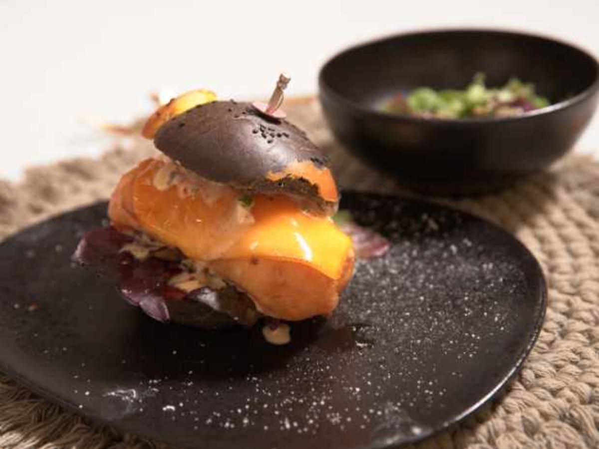 Backfischburger mit Wildkräutersalat