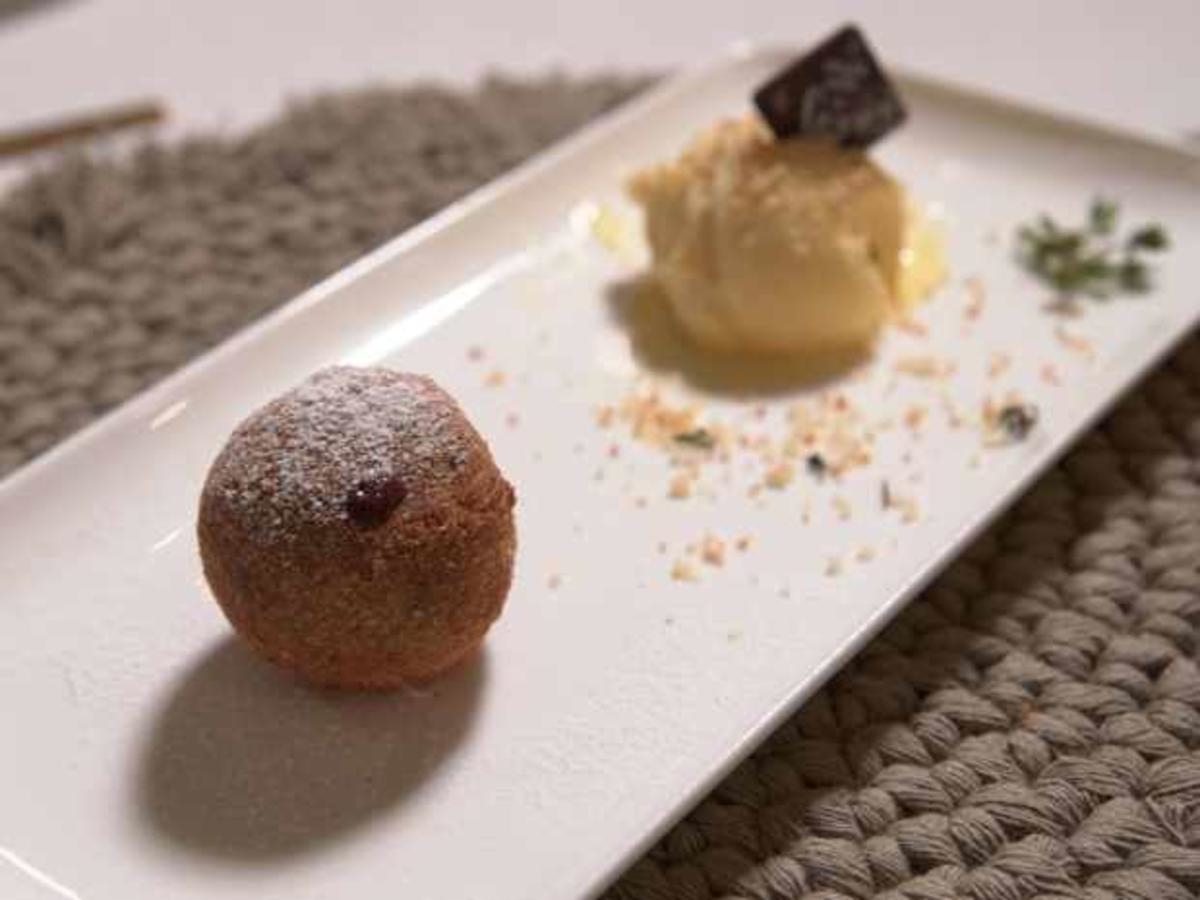 Schokoknödel mit Mango-Sorbet und Thymiancrunch
