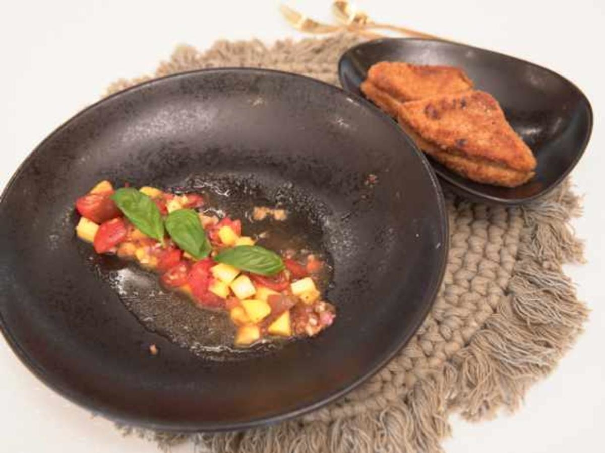 Tomaten-Mango-Salat mit Büffel-Camembert-Toast