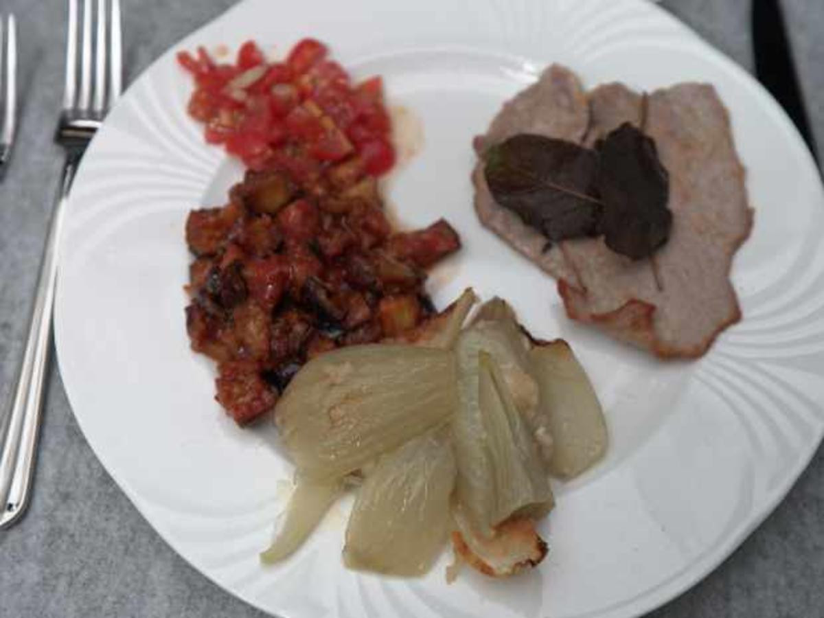 Kalbfleisch Saltimboca Art mit frittierten Auberginen und überbackenem Fenchel