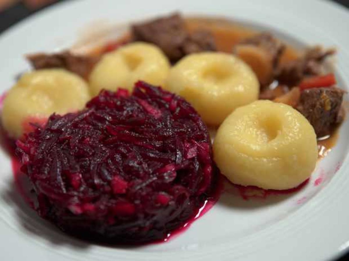 Geschmortes Rindergulasch mit Klößen und Rote Bete Salat