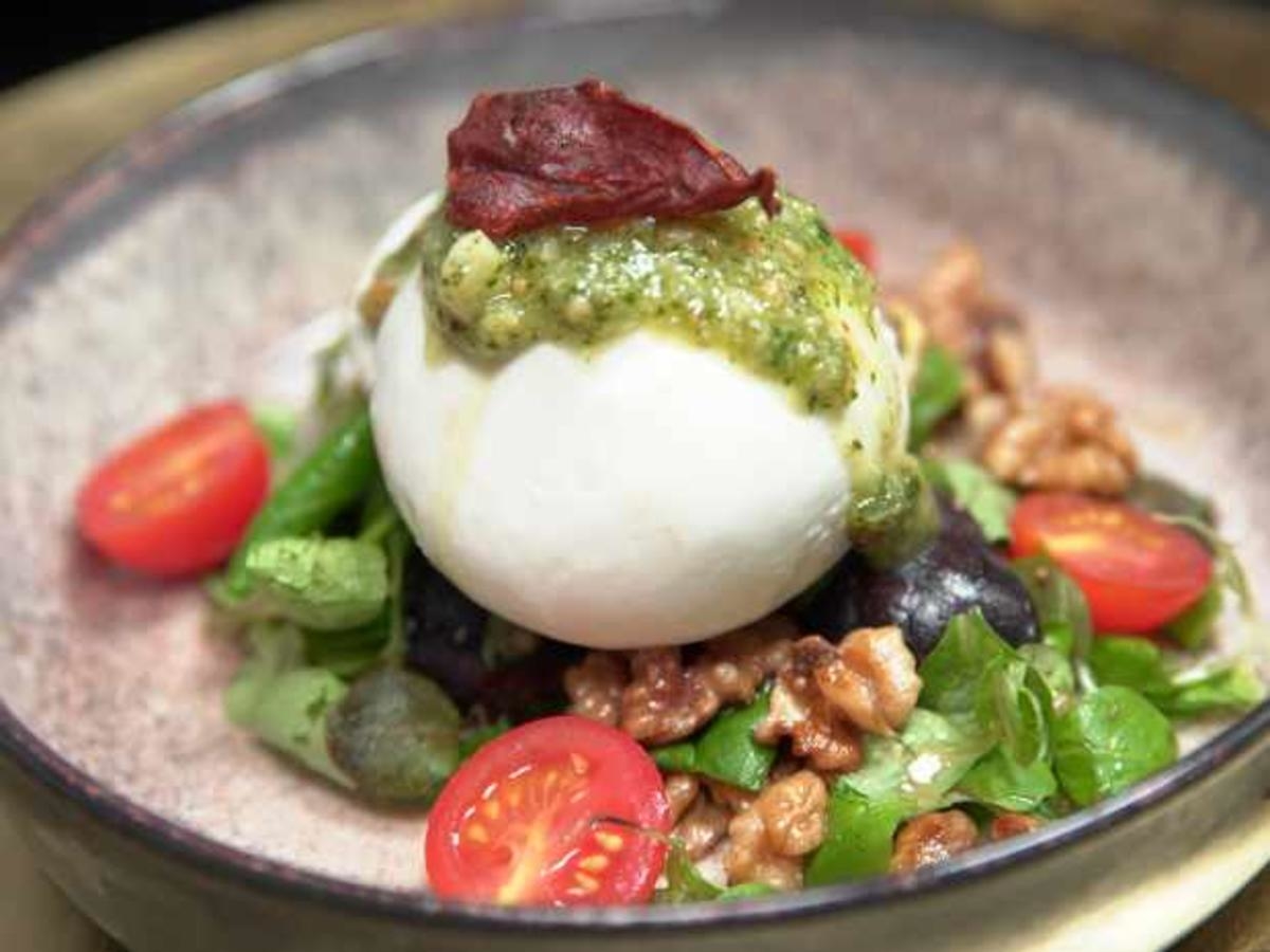 Burrata mit Basilikumpesto und Walnüssen