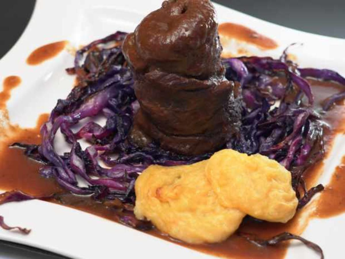 Rouladen mit Kartoffelpüree und Rotkraut-Taler