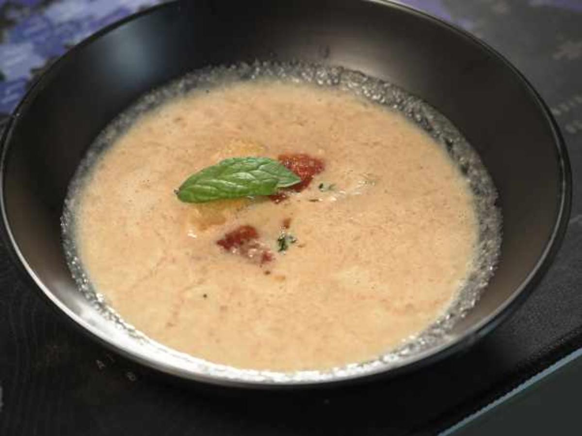Kohlrabi-Lauch-Suppe mit Laugencroûtons