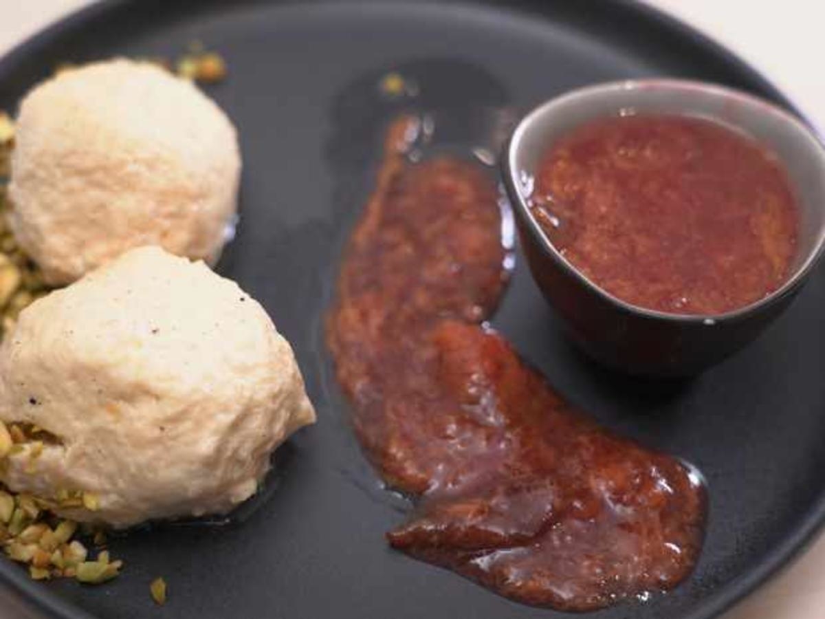 Topfenknödel auf Zwetschgen-Portwein Kompott