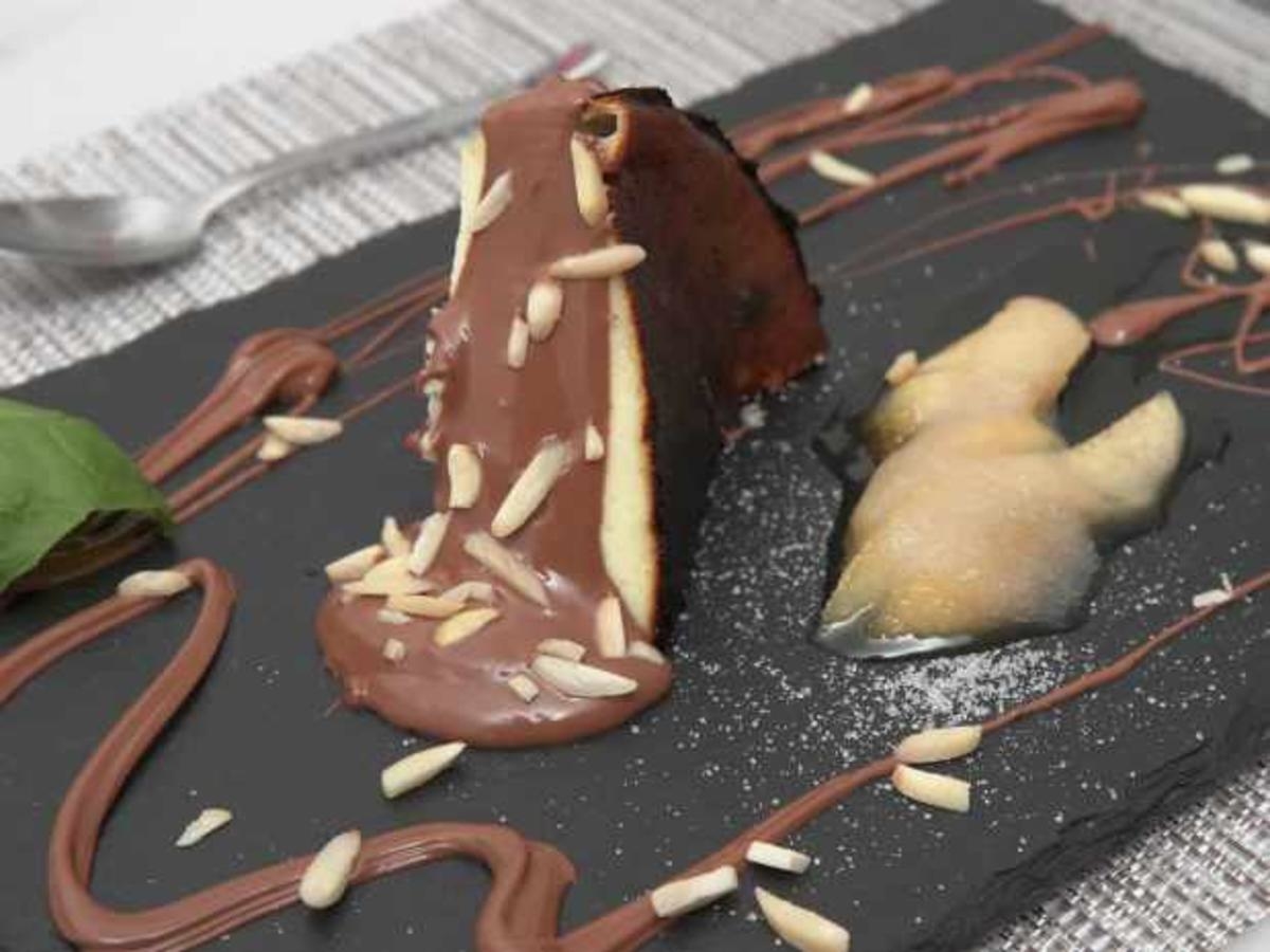 Käsekuchen mit Schokolade und karamellisierten Pfirsichen
