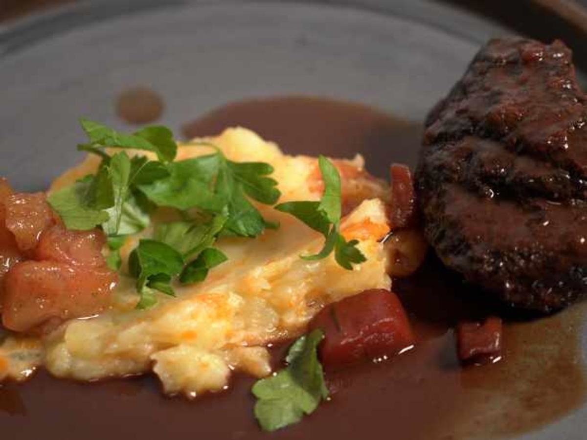 Sauerbraten mit Ochsenbäckchen, getrüffeltes Hot Spout und Birnenkompott