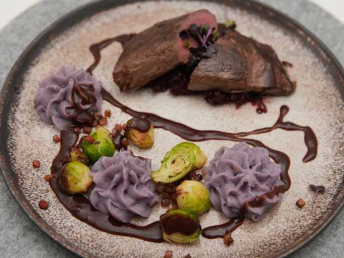 Rehrücken mit Rübenrelish, Brombeersoße und blauem Kartoffelstampf