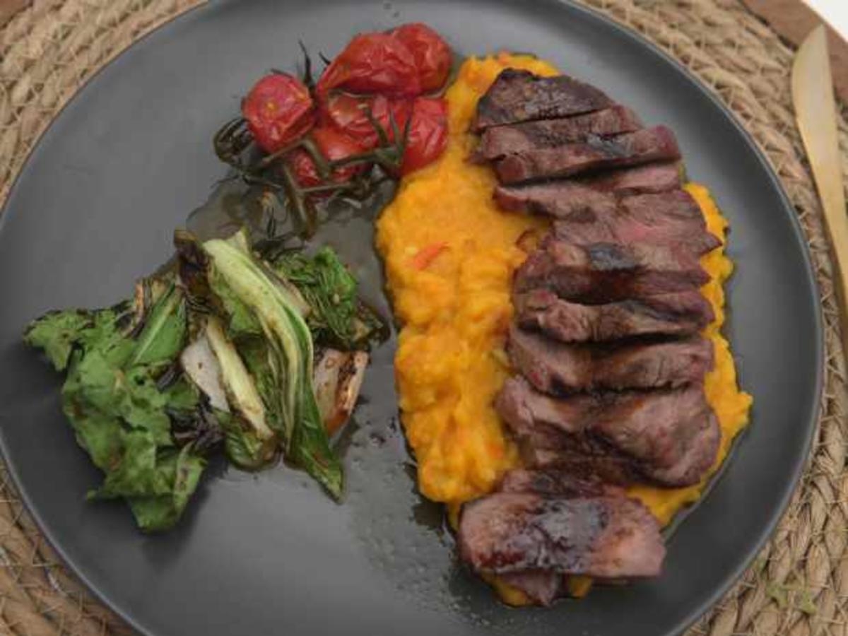 Teriyaki-Rind mit Hokkaido-Tonka-Stampf, Pak Choi und Kirschtomaten