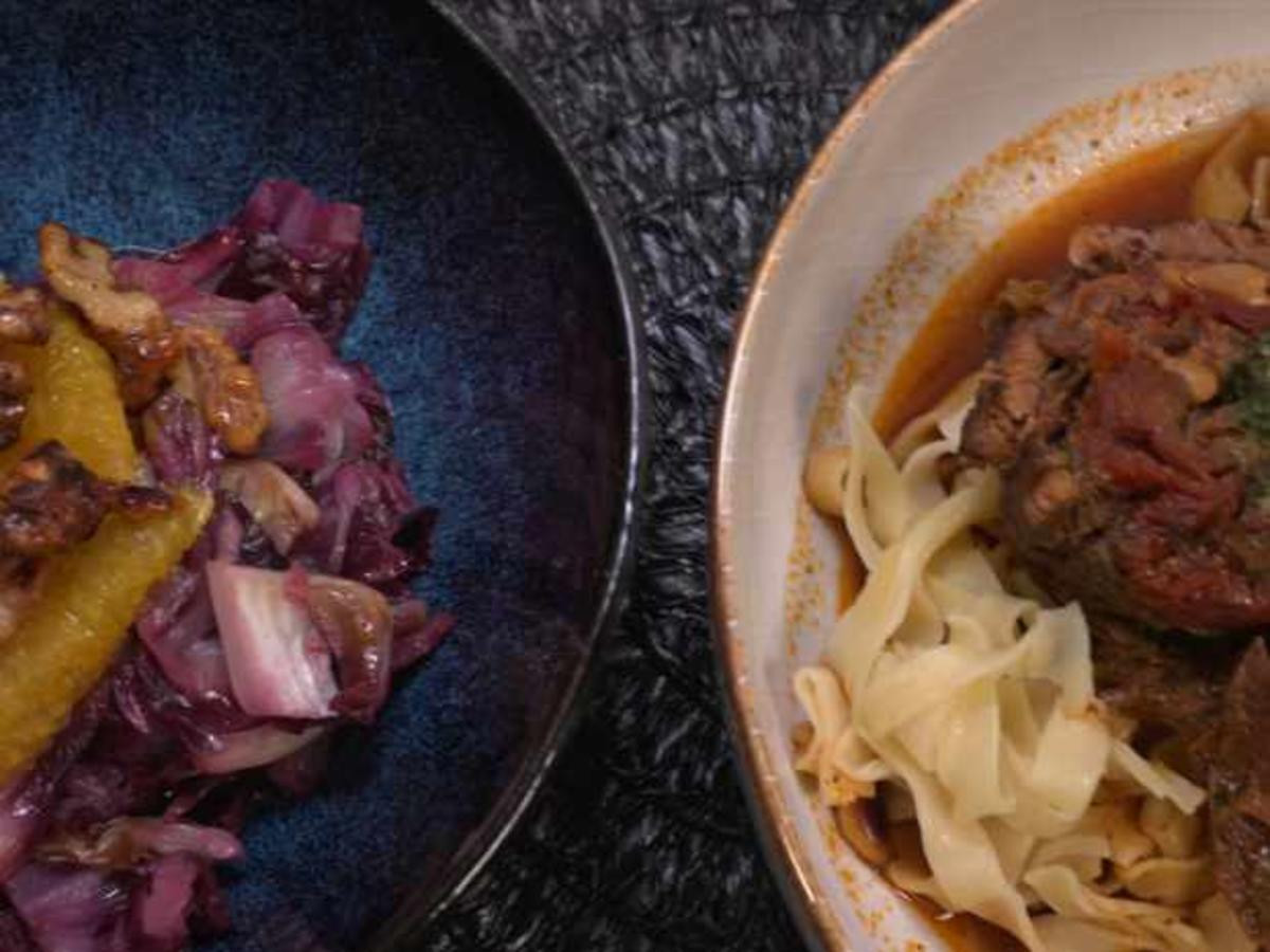 Rinderroulade italienischer Art mit Tagliatelle und Radicchio-Salat