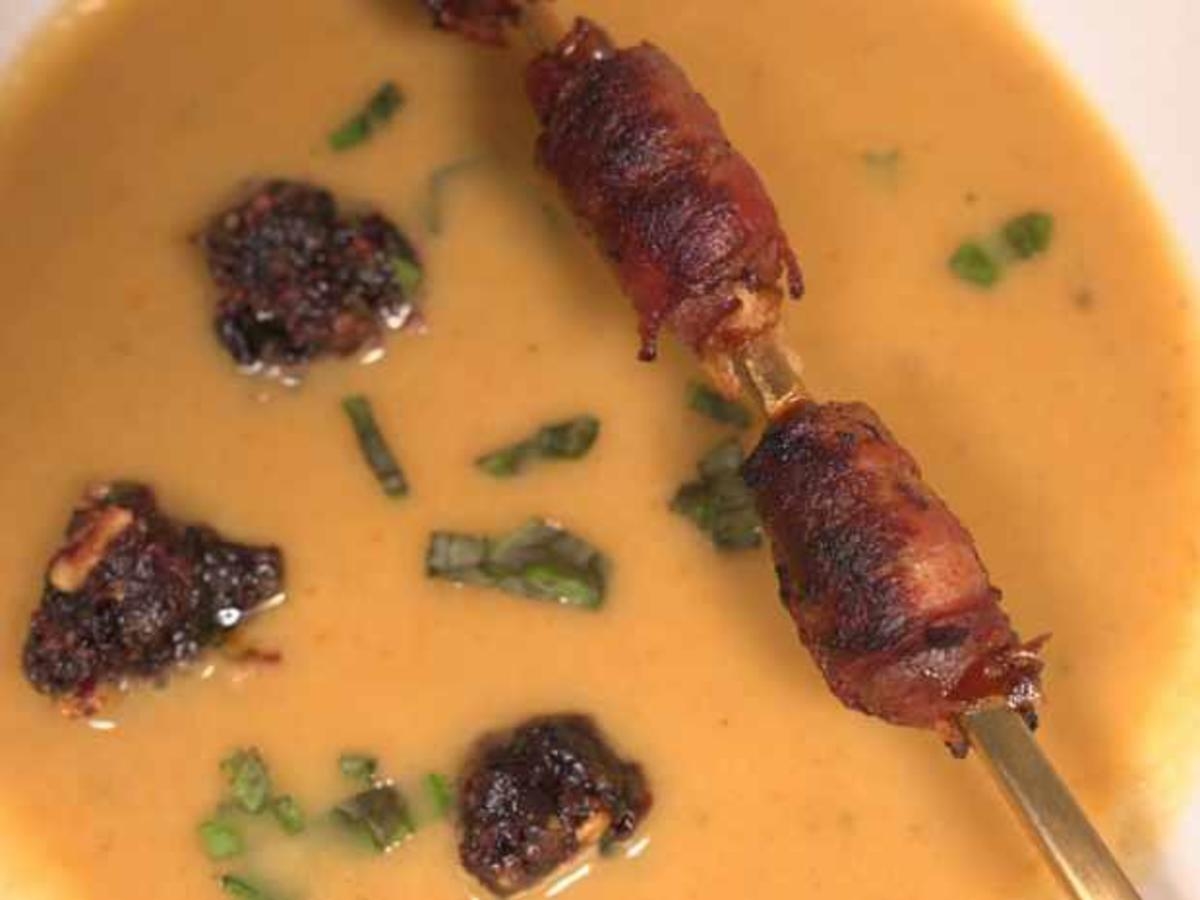 Maronensuppe mit Cranberry-Pesto-Topping und Datteln im Speckmantel