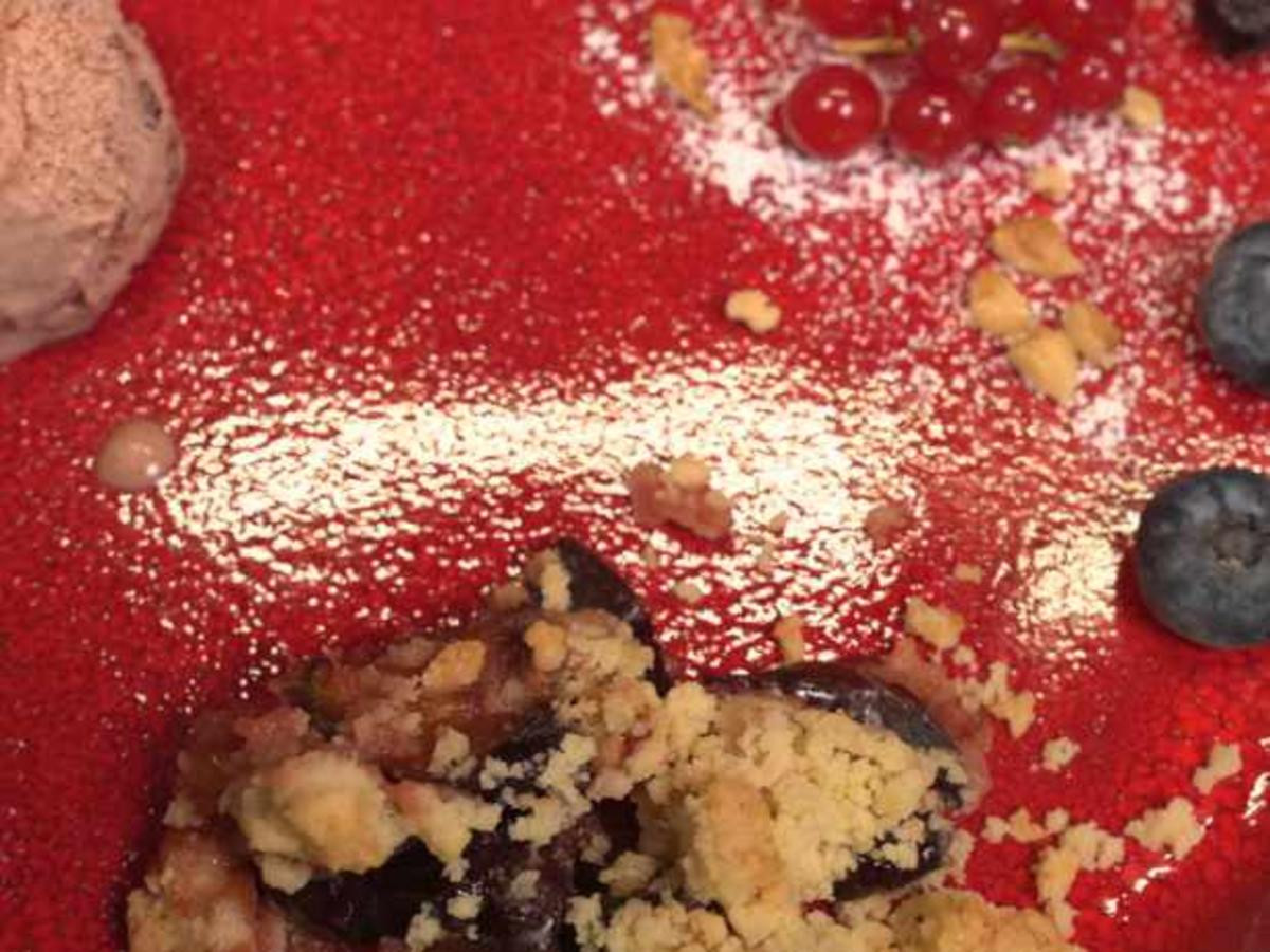 Zwetschgen-Tonka-Crumble mit Matcha-Zabaionecreme und Zwetschgen-Nougat-Eis