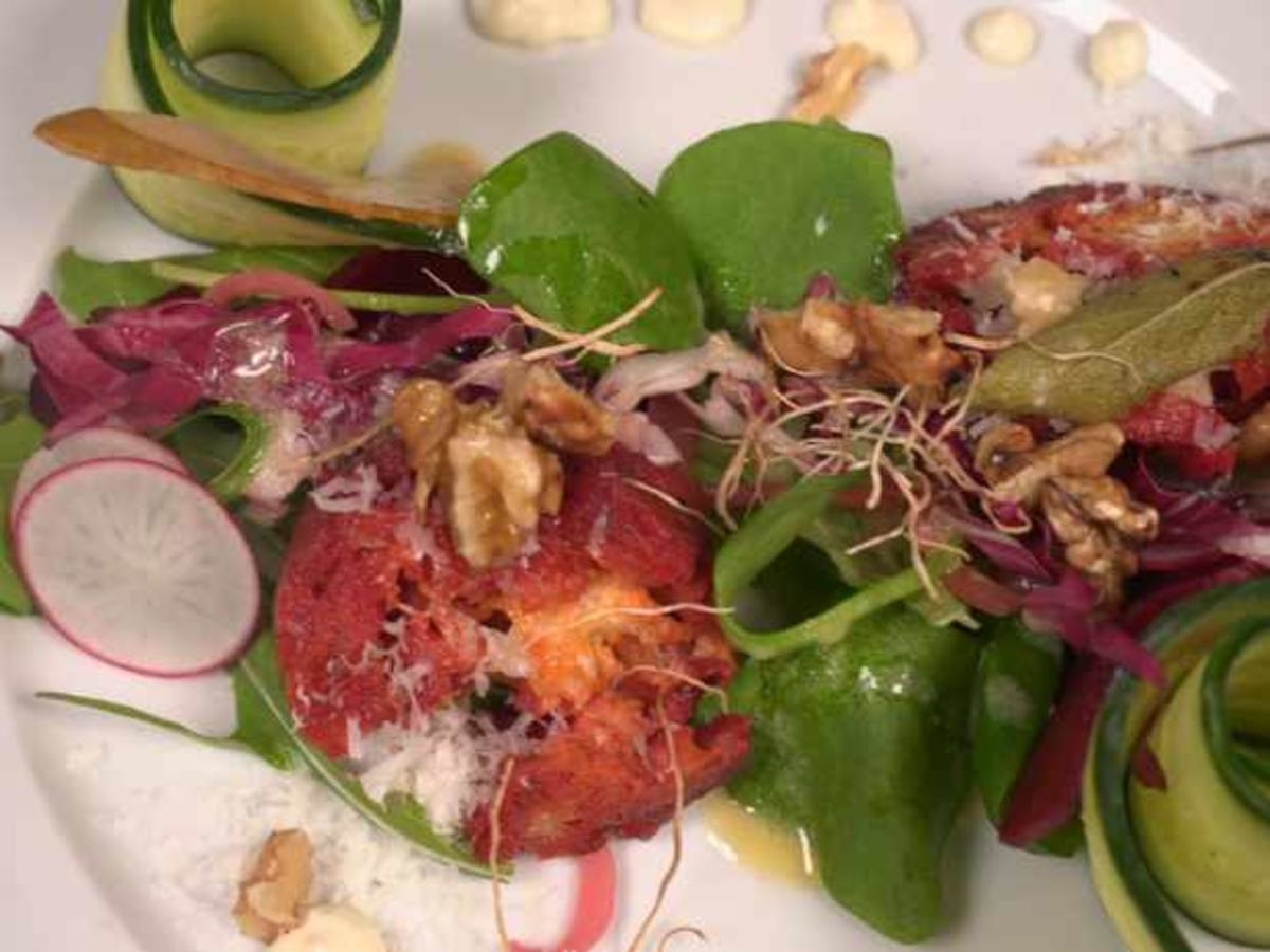Rote-Bete-Praline mit Ricotta-Füllung und Wildkräuter-Salat