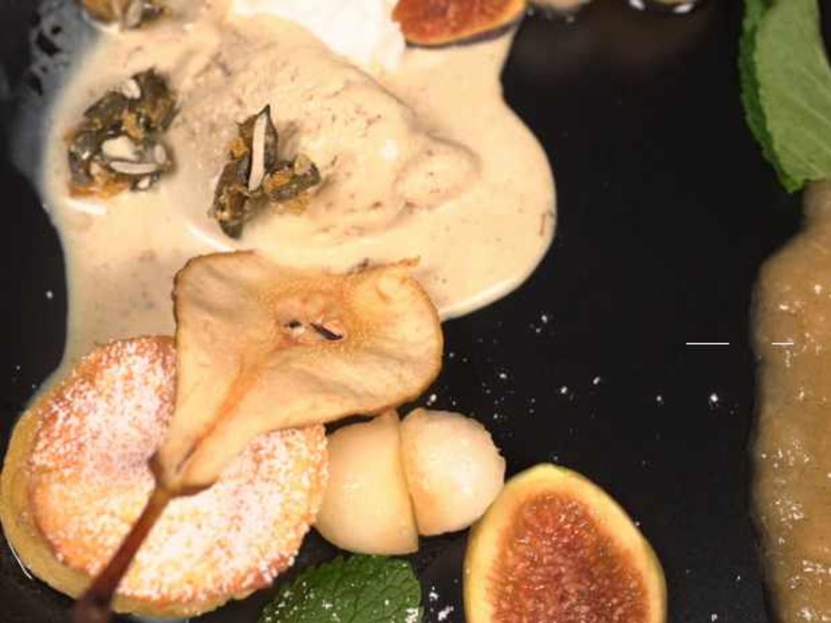 Kürbiskernöl-Eis mit karamellisierten Kürbiskernen und Grieß-Soufflee mit Tonkabohne