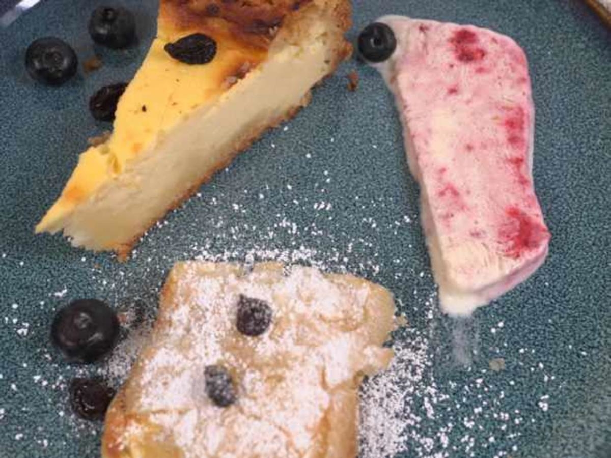 Blätterteig mit Füllung, Vanille-Himbeer-Parfait und Käsekuchen