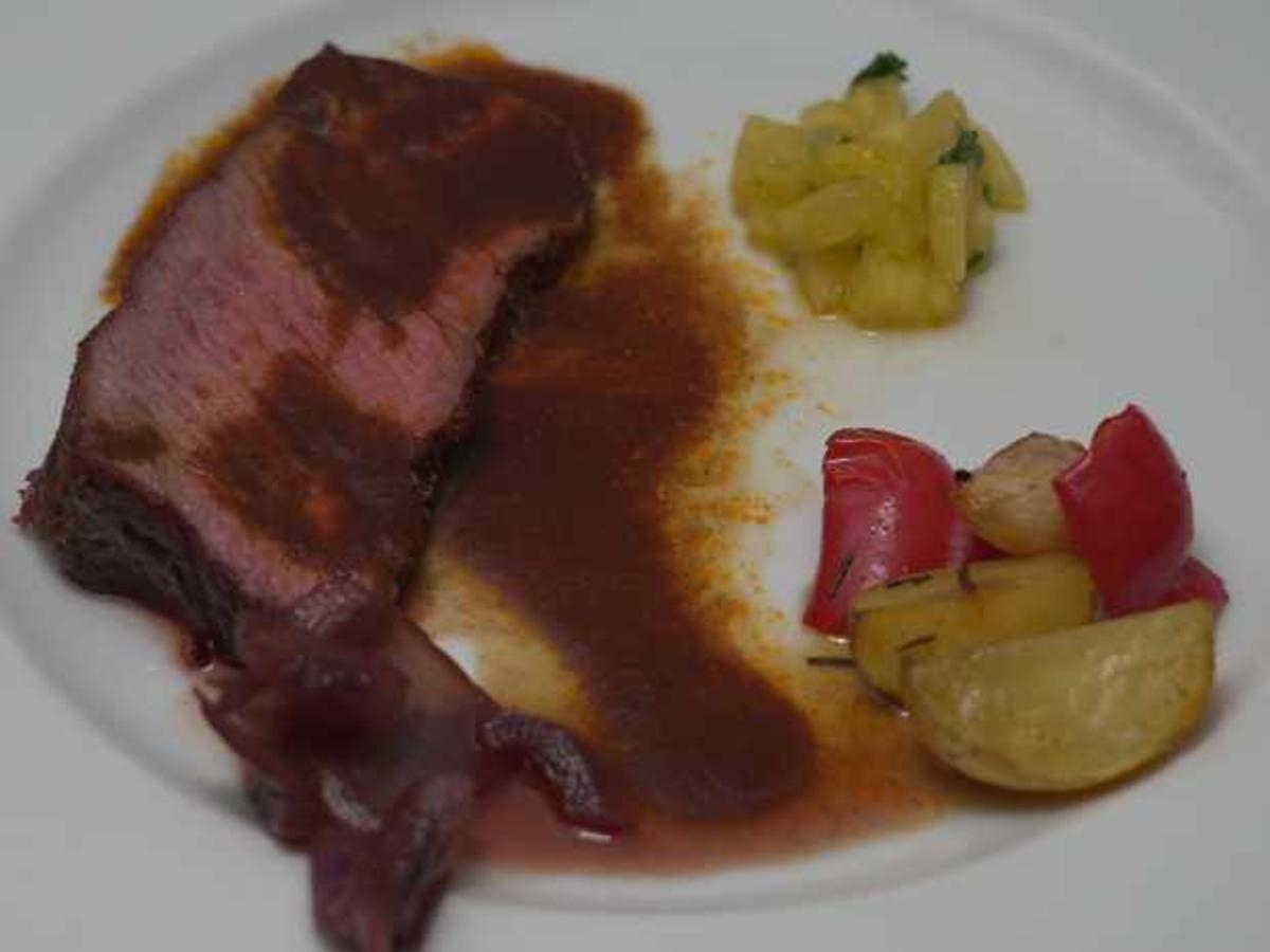 Roastbeef mit Rosmarinkartoffeln Ananas-Chutney und Rotweinzwiebeln