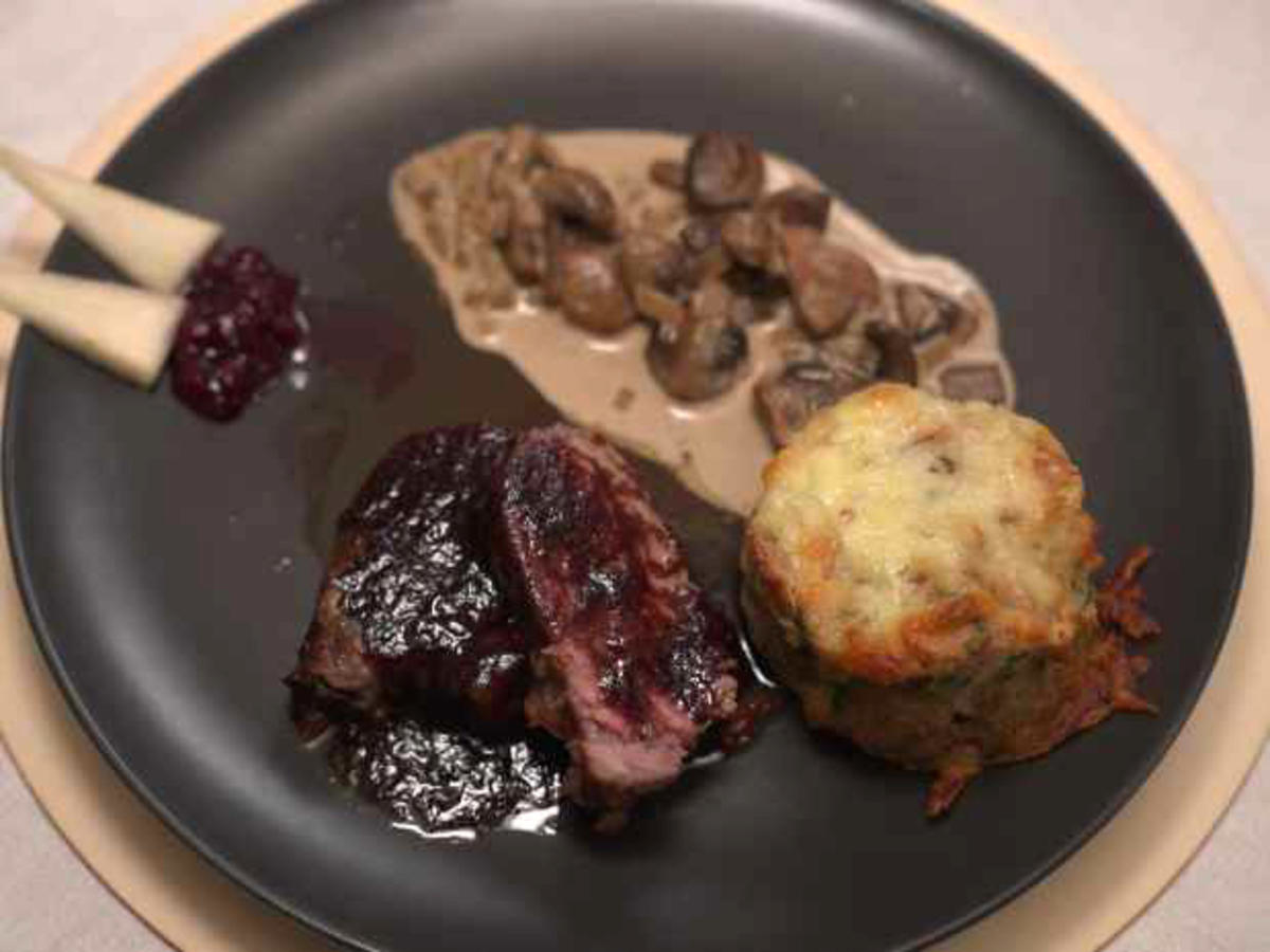 Wildschweinfilet mit Pilzen, Serviettenkuchen und Kölner Dom aus Birne