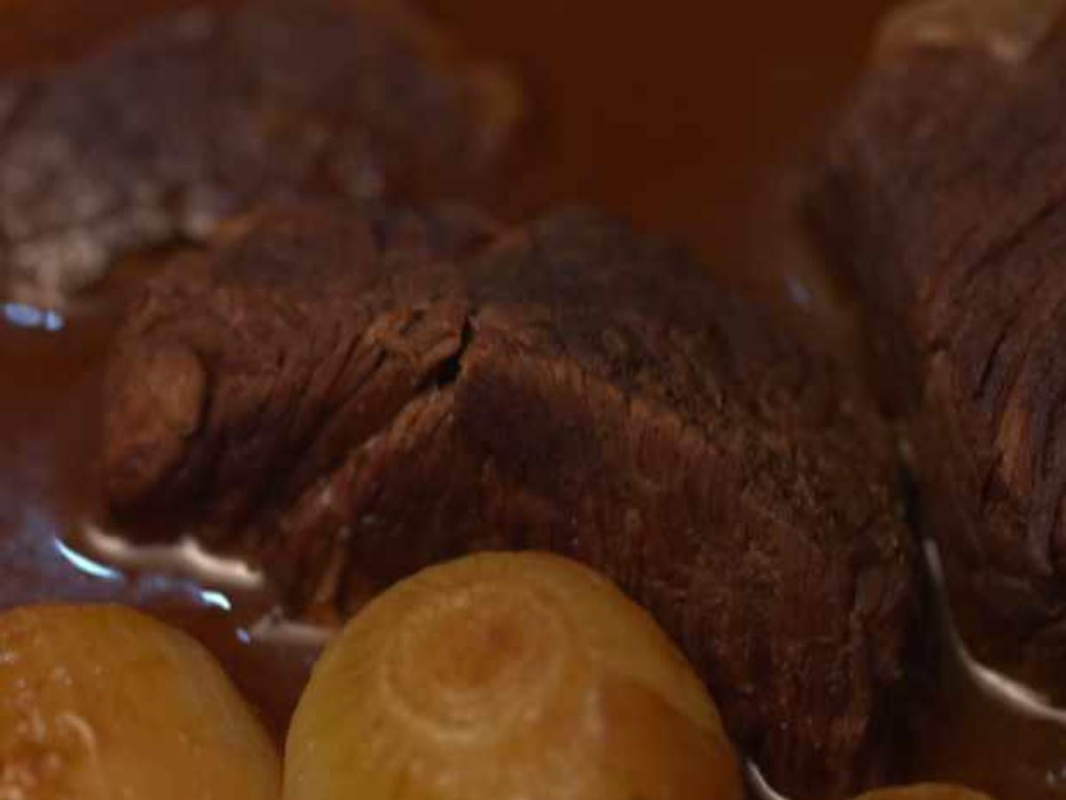 Stifado mit Rosmarinkartoffeln und Salat