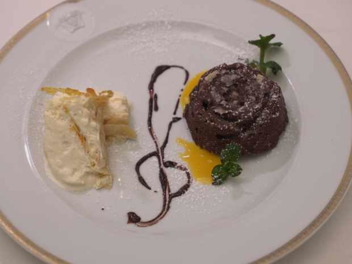 Lava-Schokoladenküchlein mit Eis und Passionsfruchtsoße
