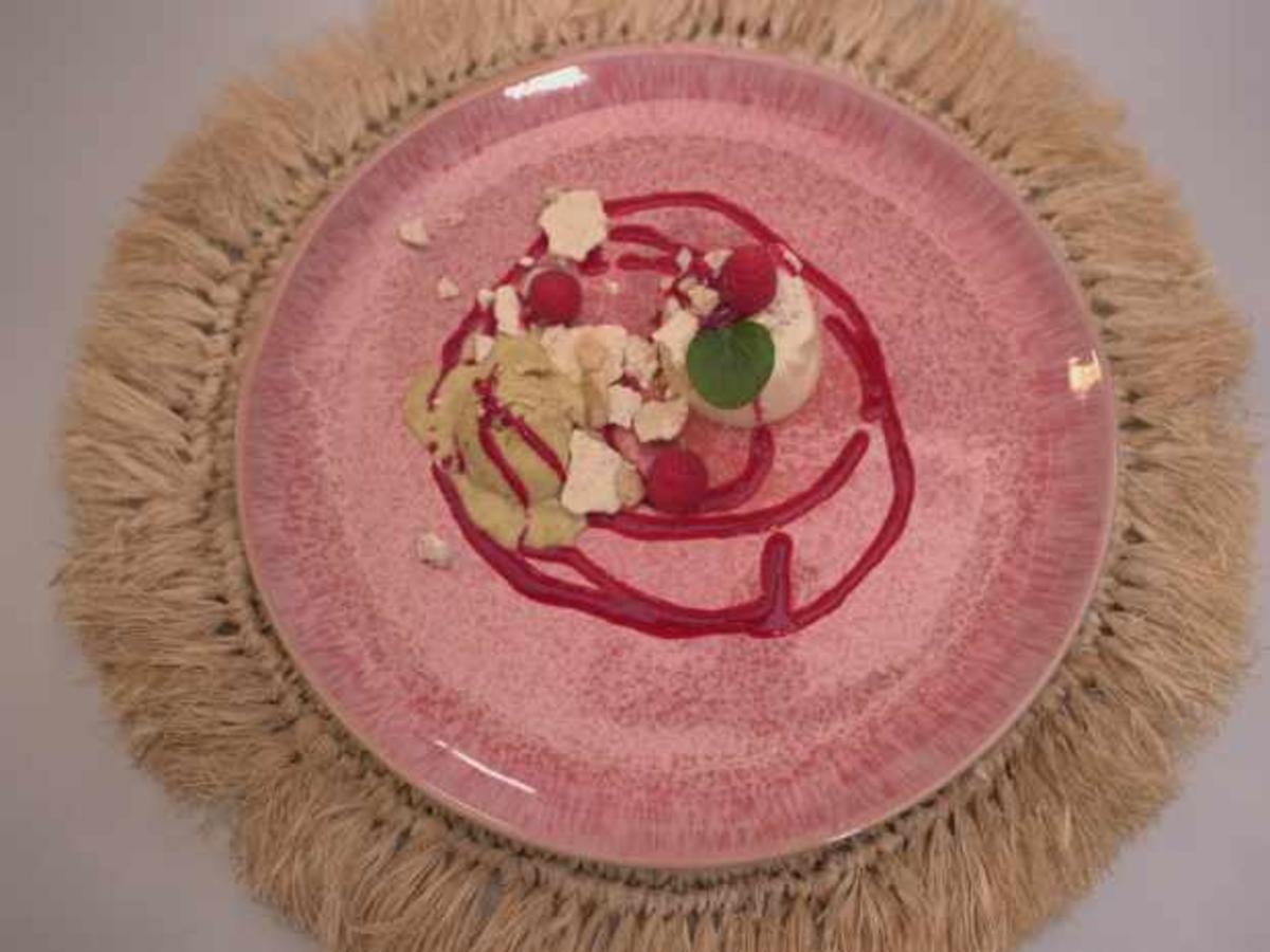 Panna Cotta mit Himbeeren und Pistazieneis