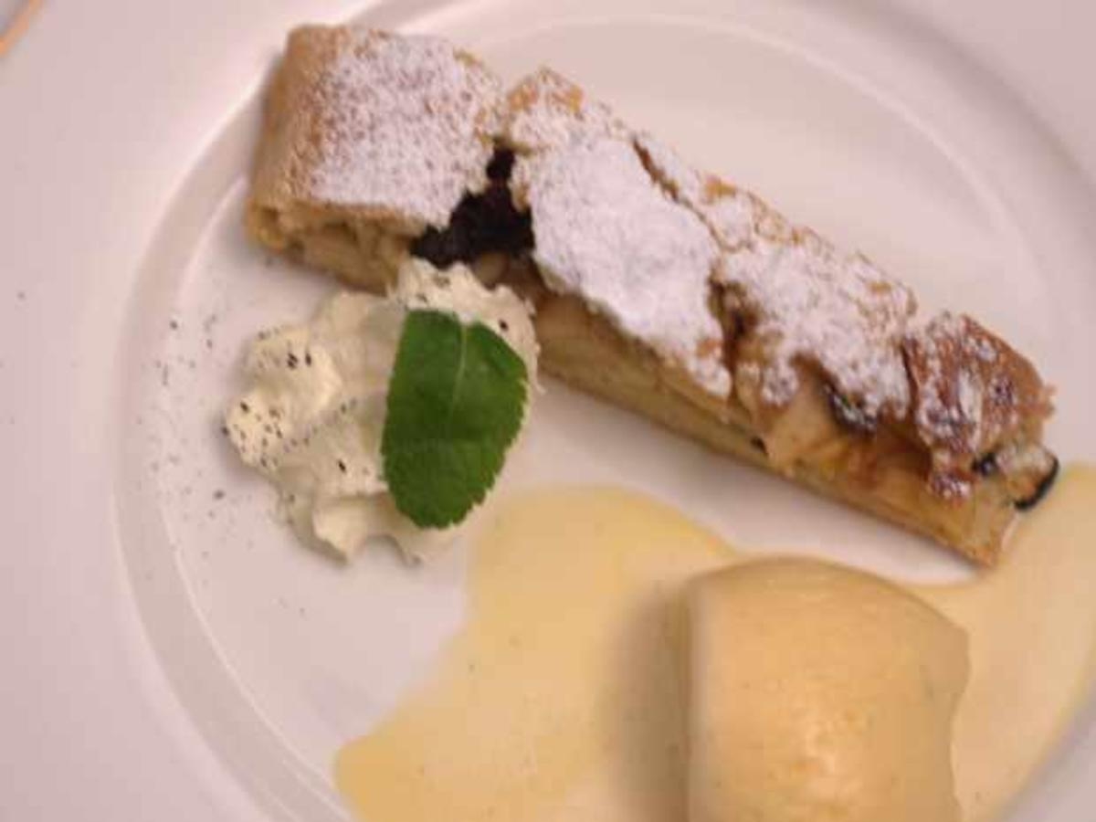 Südtiroler Apfelstrudel mit Vanille-Eis