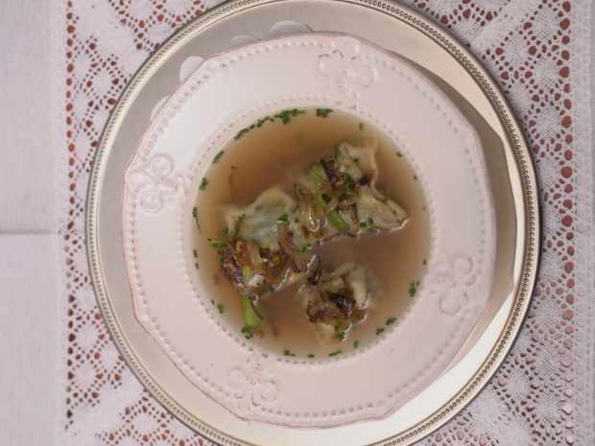 Gemüsebrühe mit Maultaschen, gefüllt mit Spinat und Bergkäse