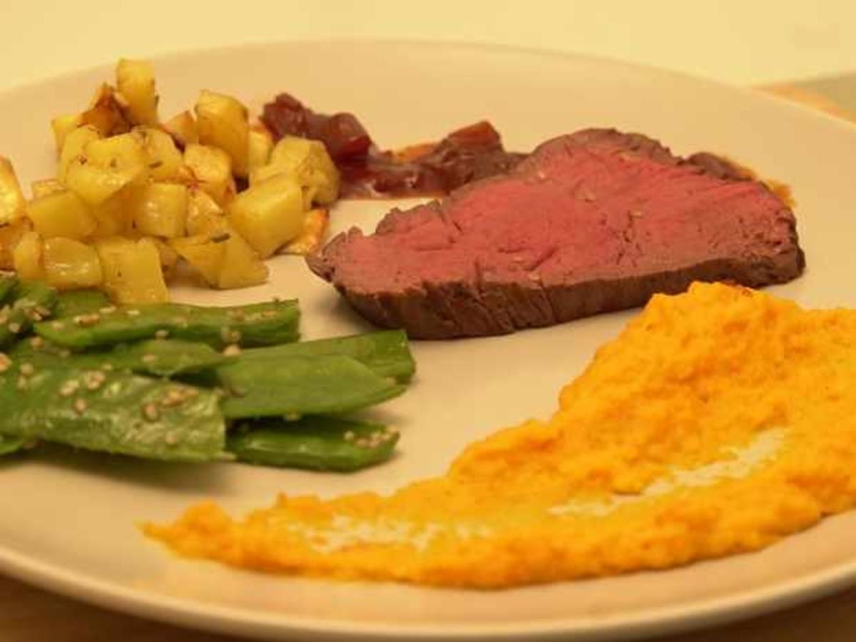 Rinderfilet mit Rosmarinkartoffelwürfel und Möhrenpüree