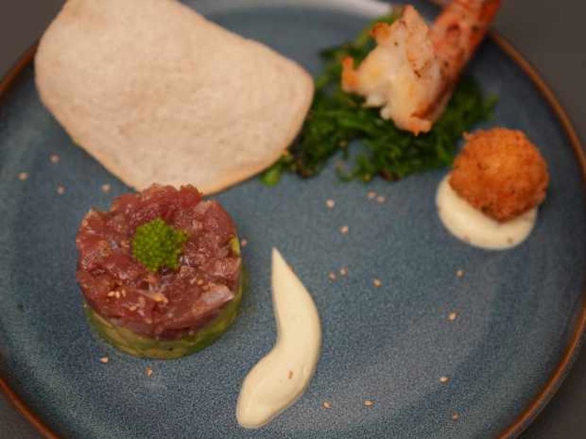 Thunfisch-Avocado-Tatar und gebratene Garnele auf Wakame