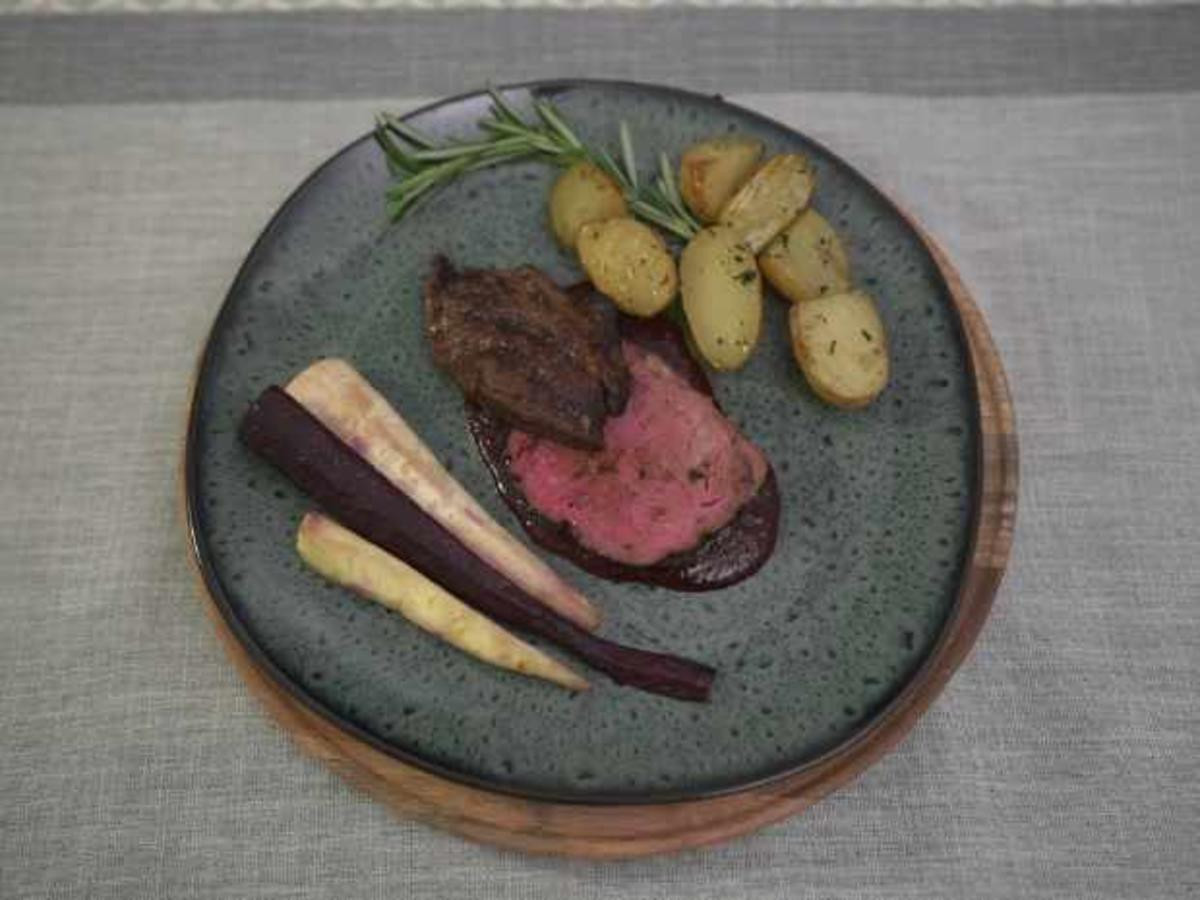 Hohe Rippe vom Rind mit Rosmarinkartoffeln und Pastinaken
