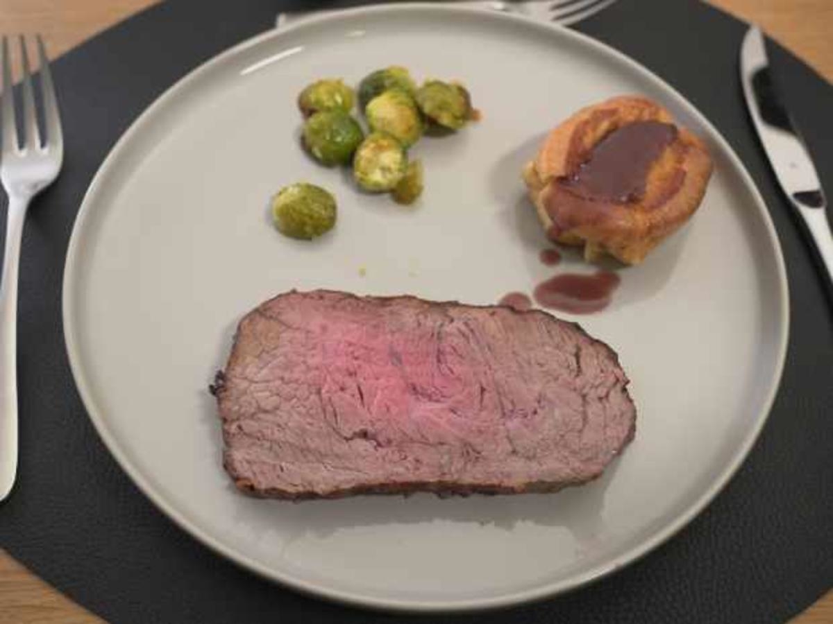 Roastbeef mit Burger und Rosenkohl