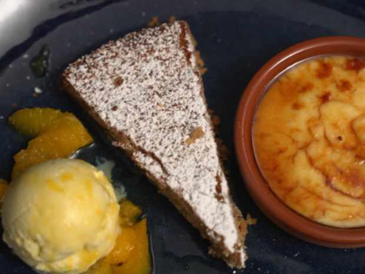 Mandelkuchen mit Safraneis und Crema Catalana