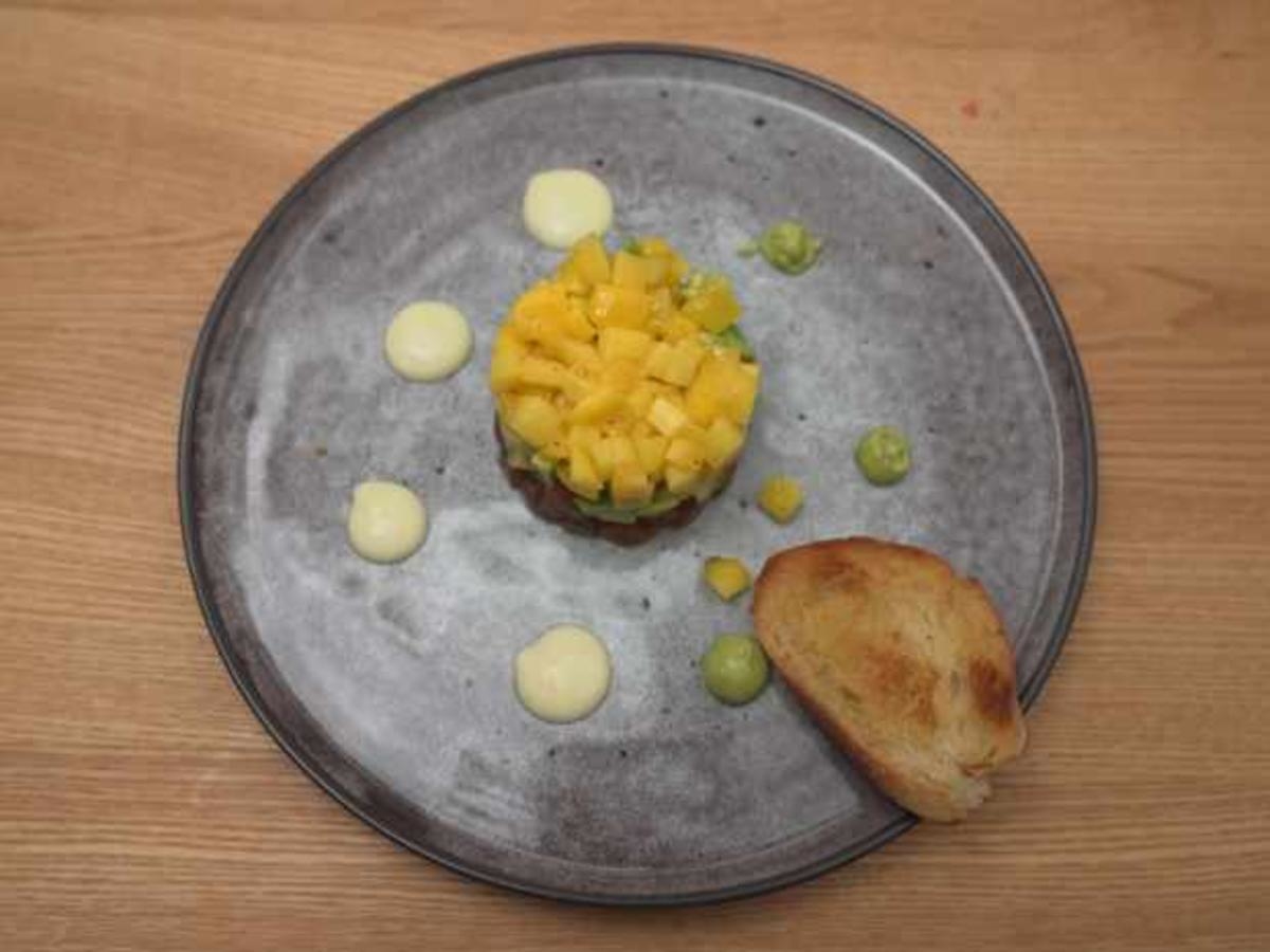 Thunfischtatar mit Avocado, Mango und Yuzu-Mayonnaise