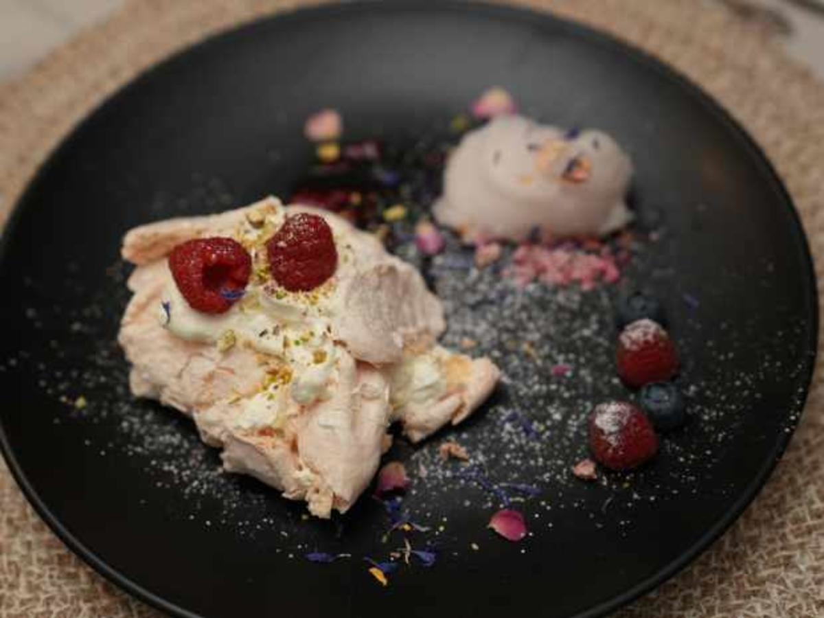 Baiser-Rolle mit Himbeeren und Rosensorbet