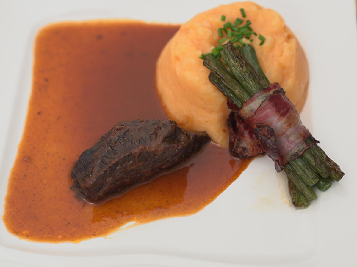 Rinderbackerl mit Kartoffel-Kürbis-Püree und Bohnen im Speckmantel