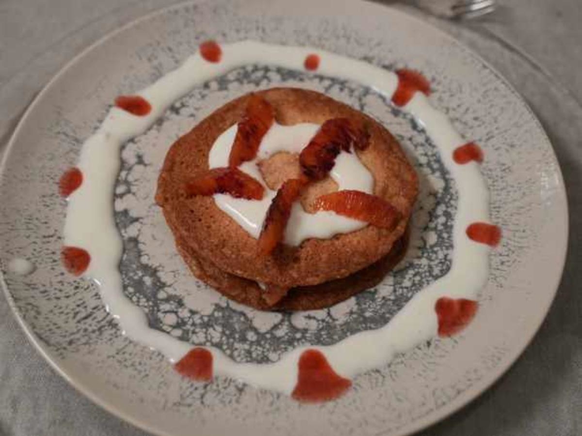 Mandelknusper mit Joghurtcreme und Früchten